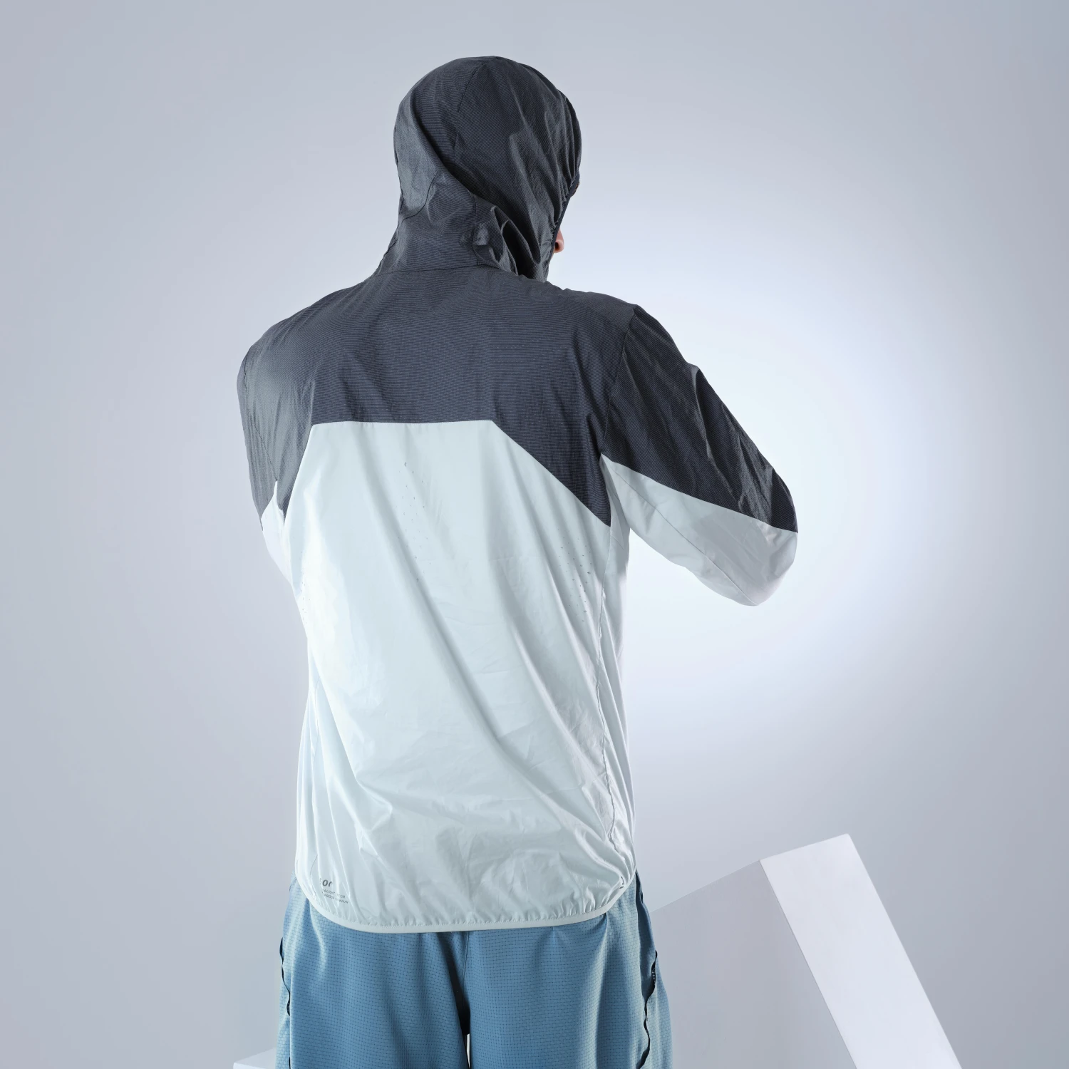 Quechua Men’s Fast Hiking Windbreaker Jacket FH500 Helium Wind Grey 5 Quechua Men’s Fast Hiking Windbreaker Jacket FH500 Helium Wind Grey - Image 3